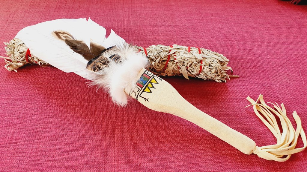 image-12365126-Cree_prayer_feather_fan_eventail_a_prires_cree_(3)-c51ce.w640.jpg
